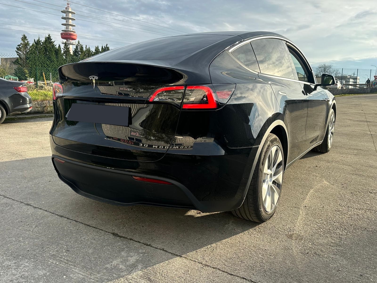
								Tesla Model Y Standard full									