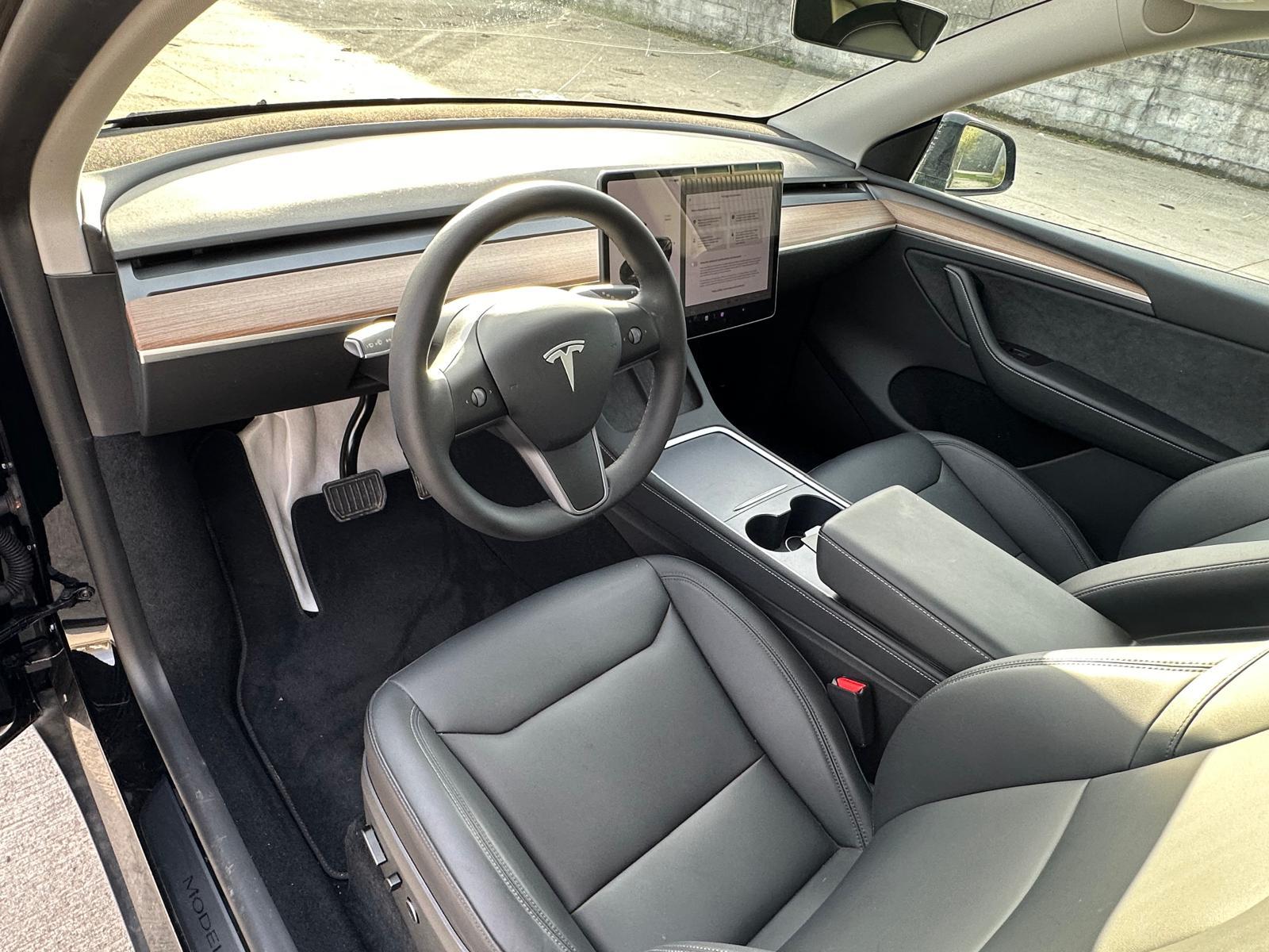 
								Tesla Model Y Standard full									