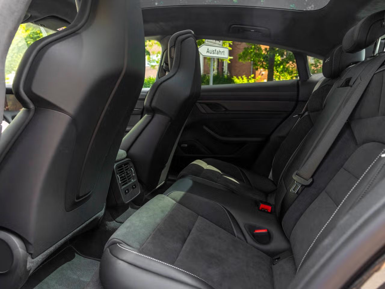 
								Porsche Taycan Gts 598ch full									