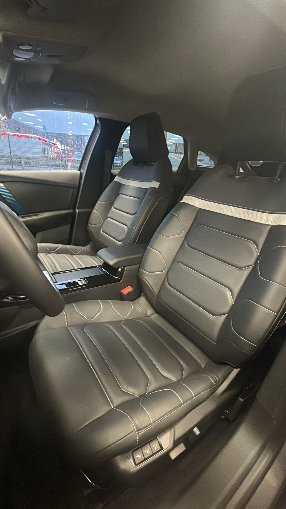 
								CITROEN e-C4 136 ch Automatique Shine Pack full									