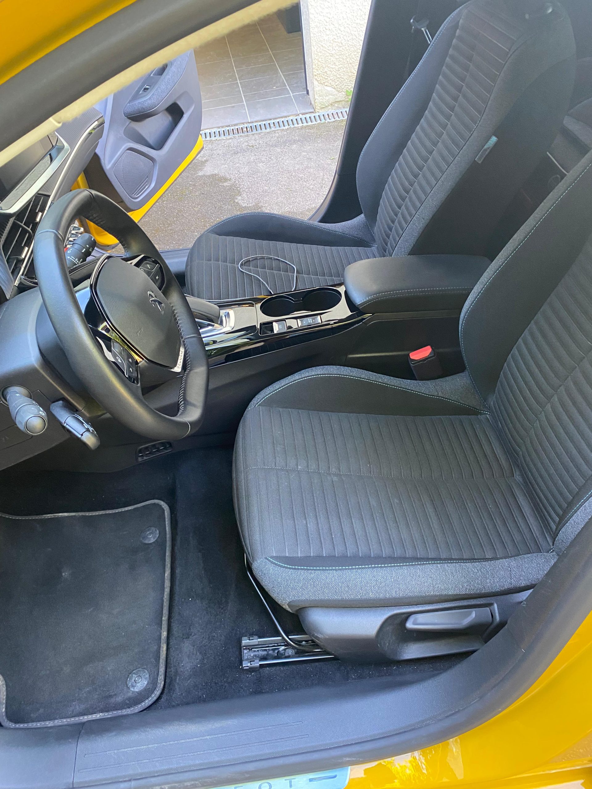 
								PEUGEOT 208 II (2) ELECTRIQUE 50 KWH 136 E-STYLE full									