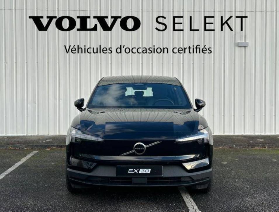 
								Volvo EX30 full									