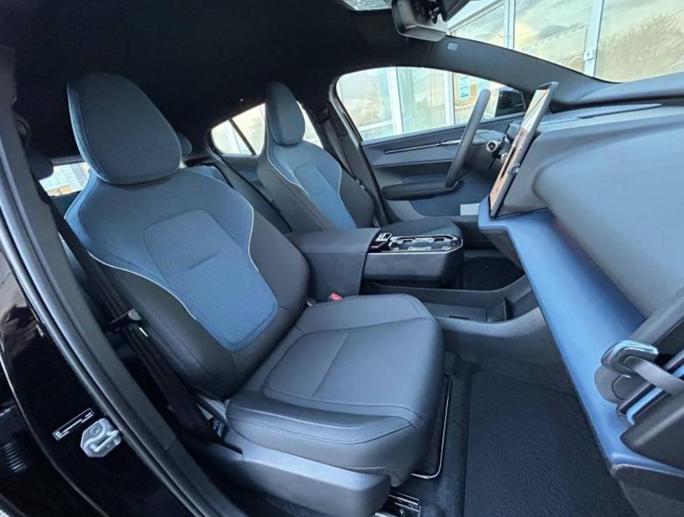 
								Volvo EX30 full									