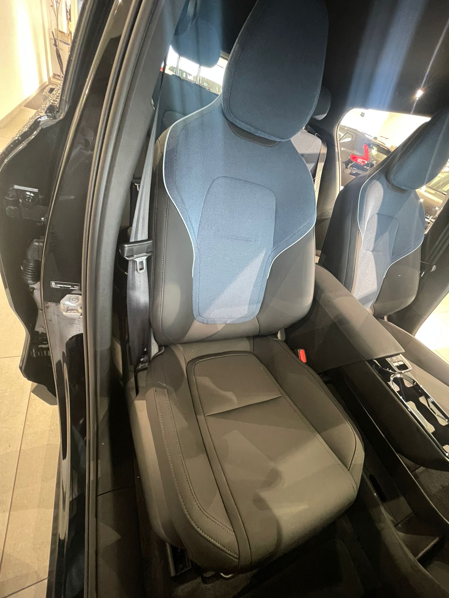
								VOLVO EX30 SINGLE EXTENDED RANGE 272 CH 1EDT PLUS 69KWH full									