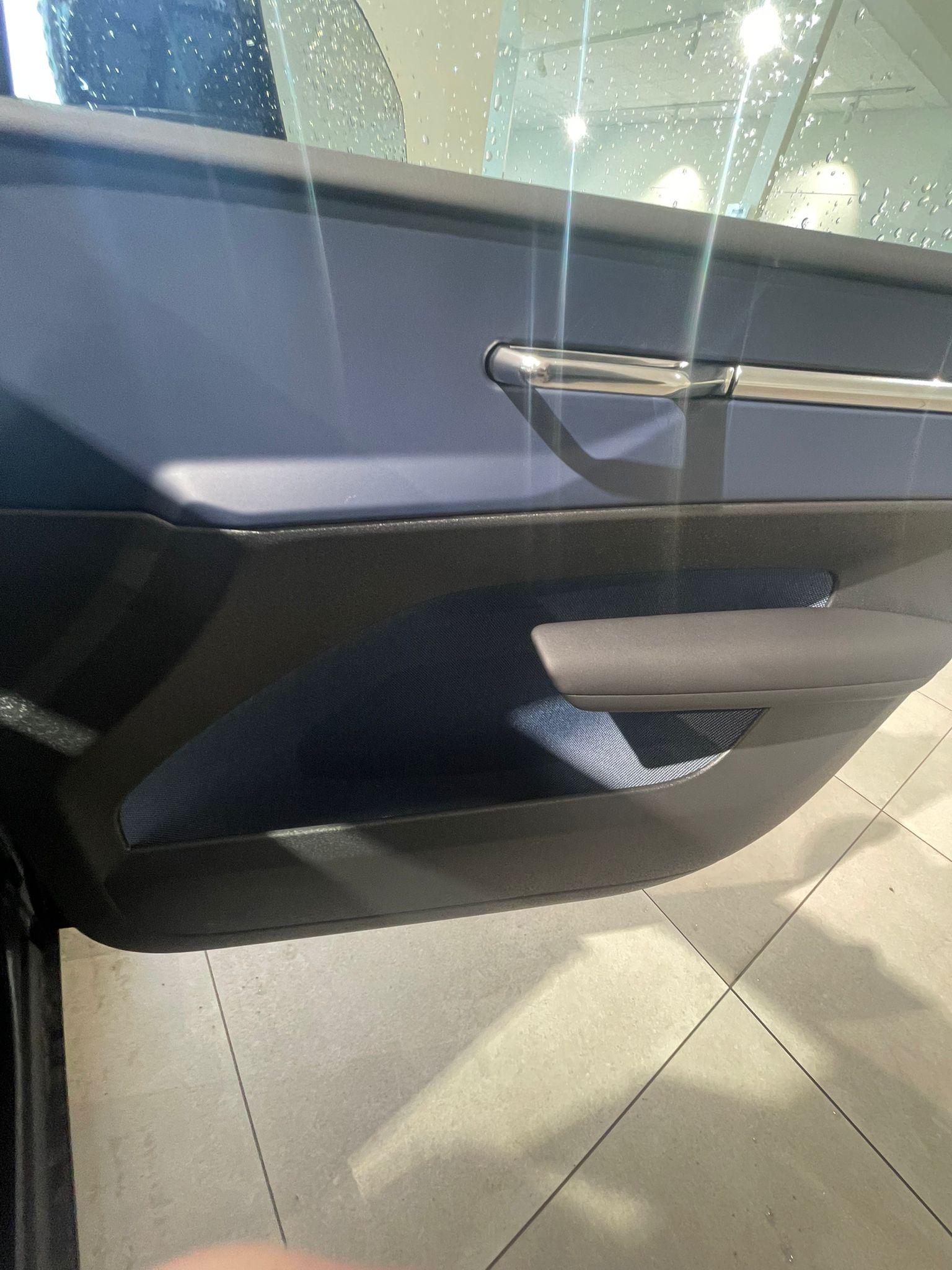 
								Volvo EX30 full									