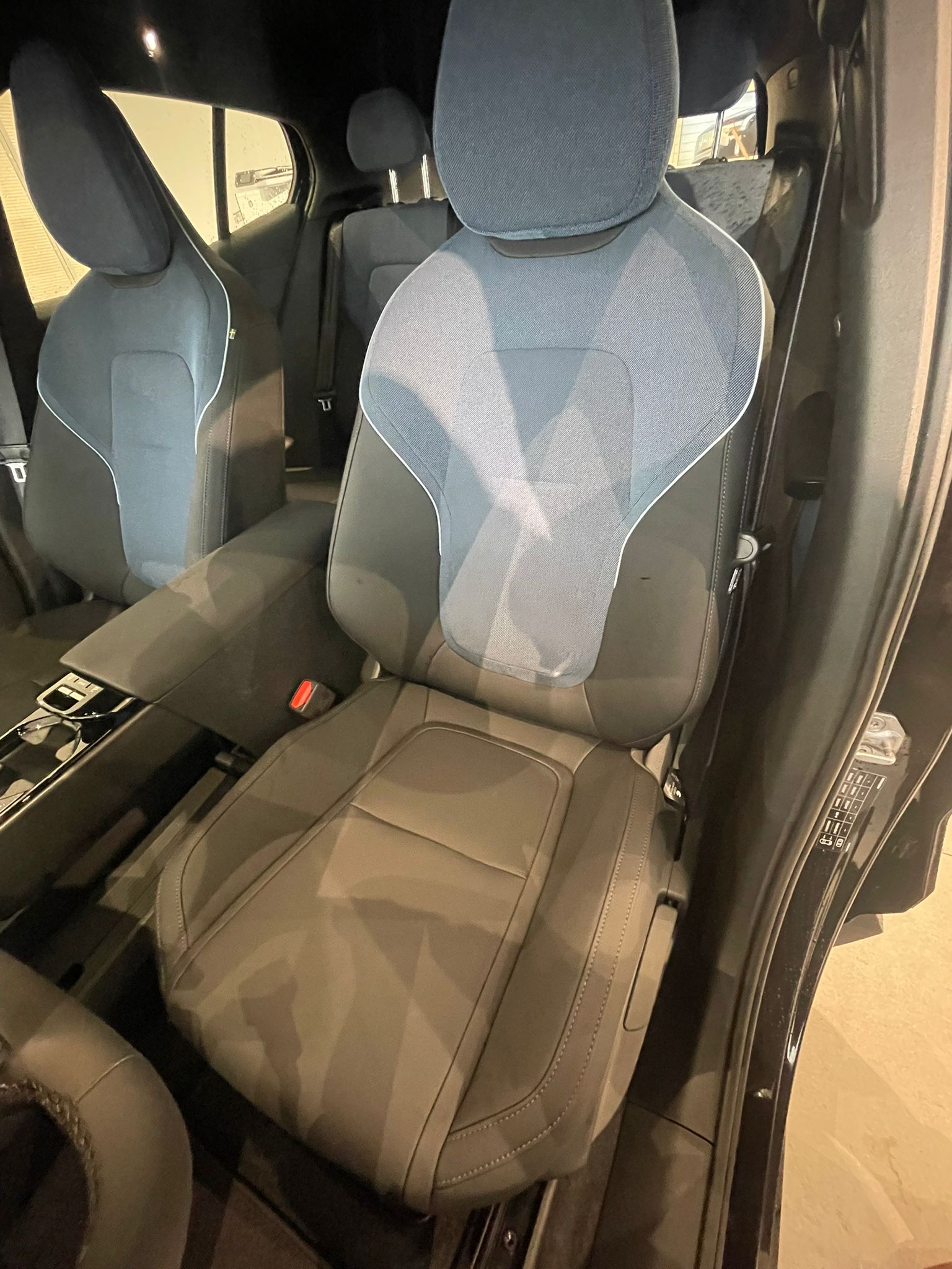 
								VOLVO EX30 SINGLE EXTENDED RANGE 272 CH 1EDT PLUS 69KWH full									