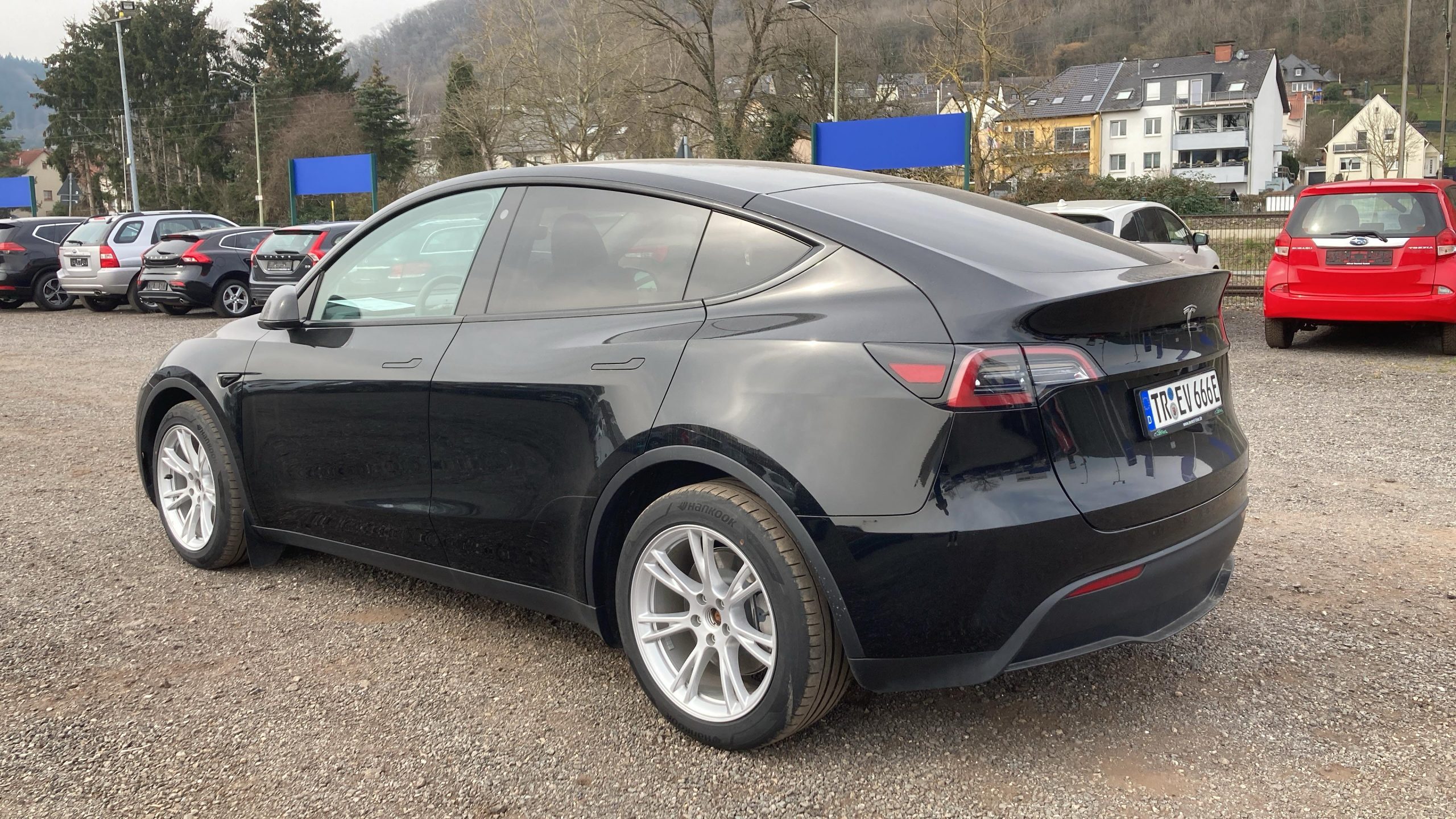 
								Tesla Model Y Standard full									