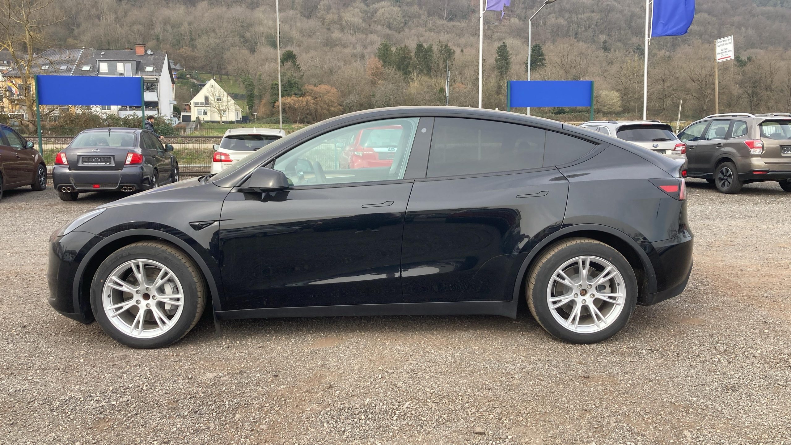 
								Tesla Model Y Standard full									
