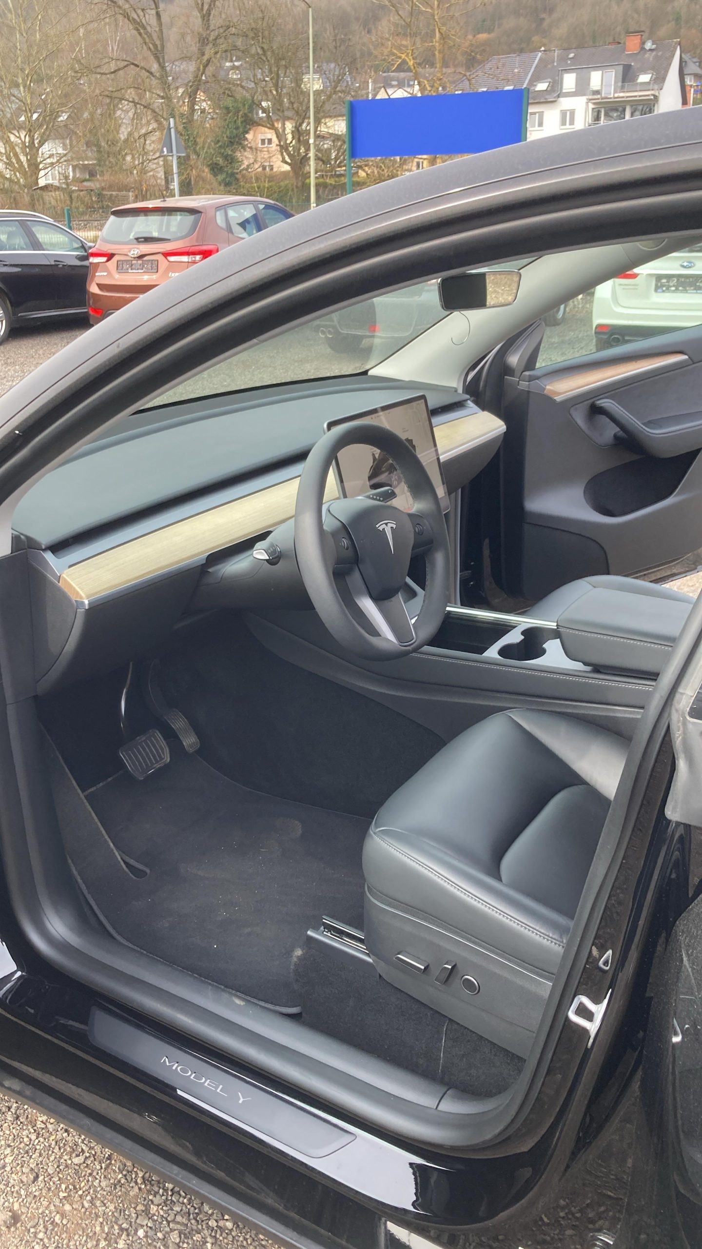 
								Tesla Model Y Standard full									