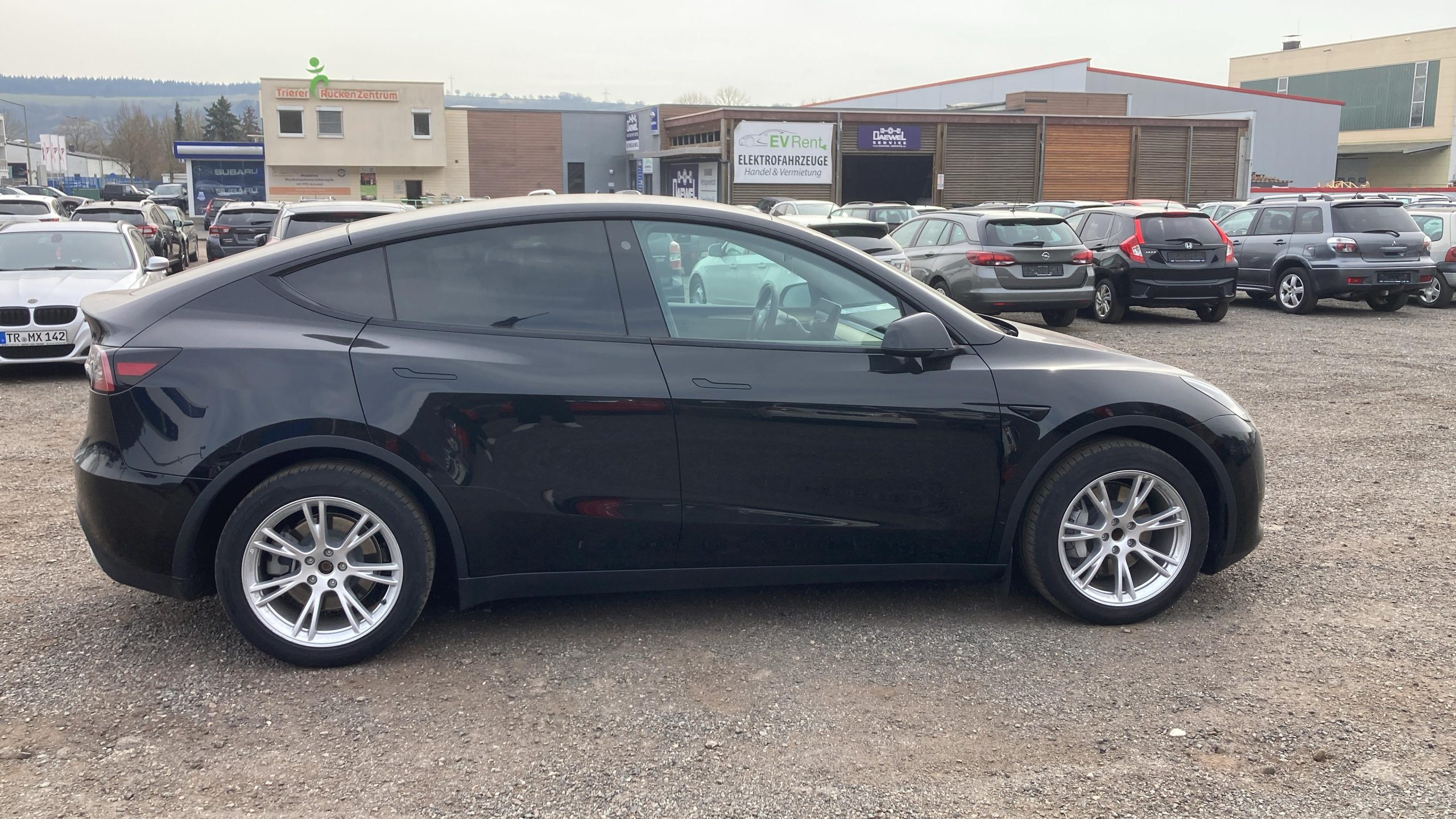 
								Tesla Model Y Standard full									