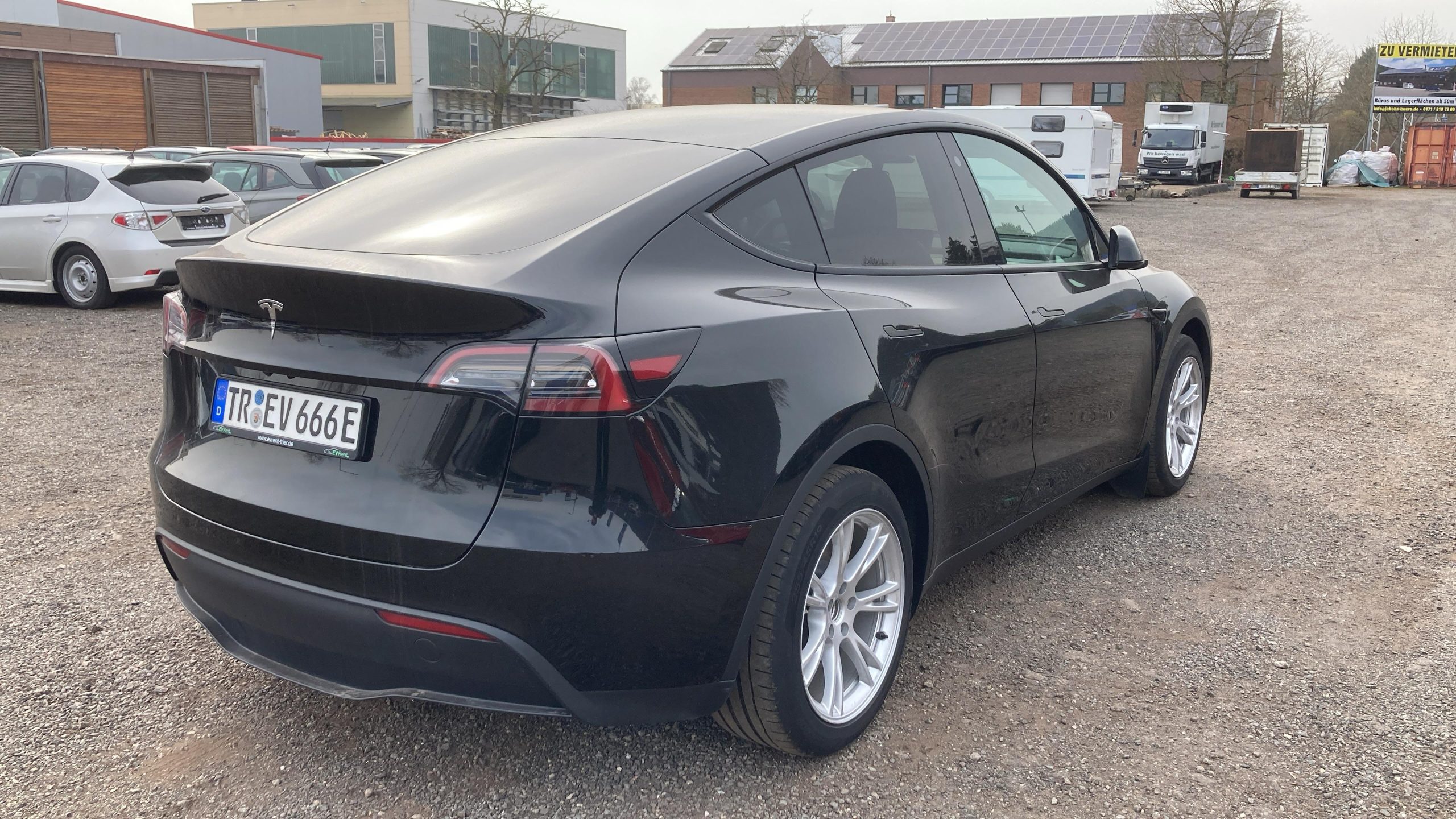 
								Tesla Model Y Standard full									