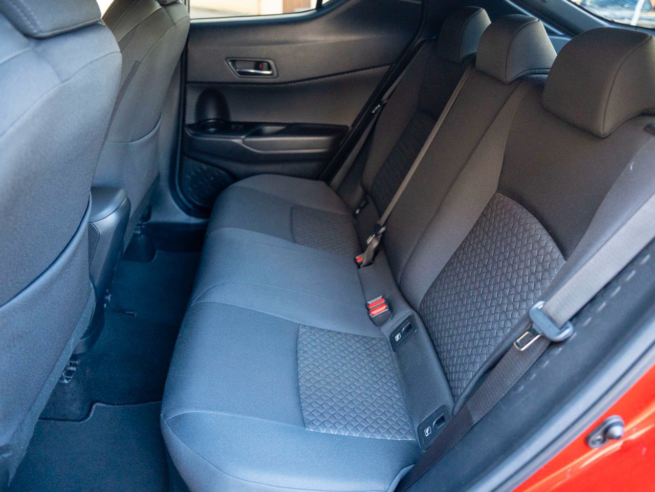 
								TOYOTA C-HR (2) 2.0 HYBRIDE DESIGN ULTIMATE full									