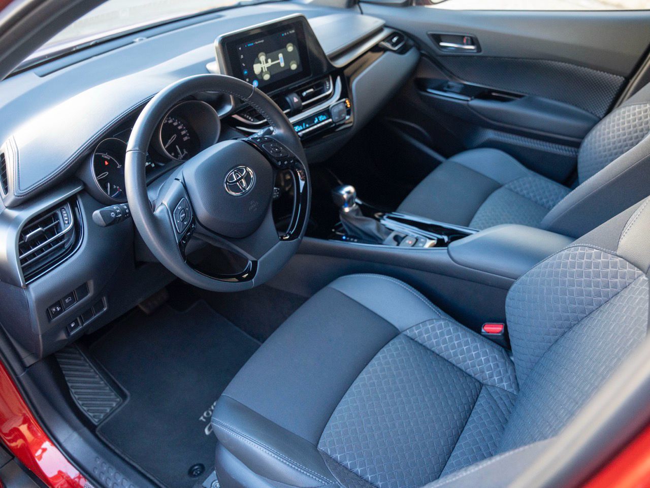 
								TOYOTA C-HR (2) 2.0 HYBRIDE DESIGN ULTIMATE full									