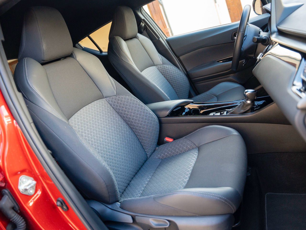 
								TOYOTA C-HR (2) 2.0 HYBRIDE DESIGN ULTIMATE full									
