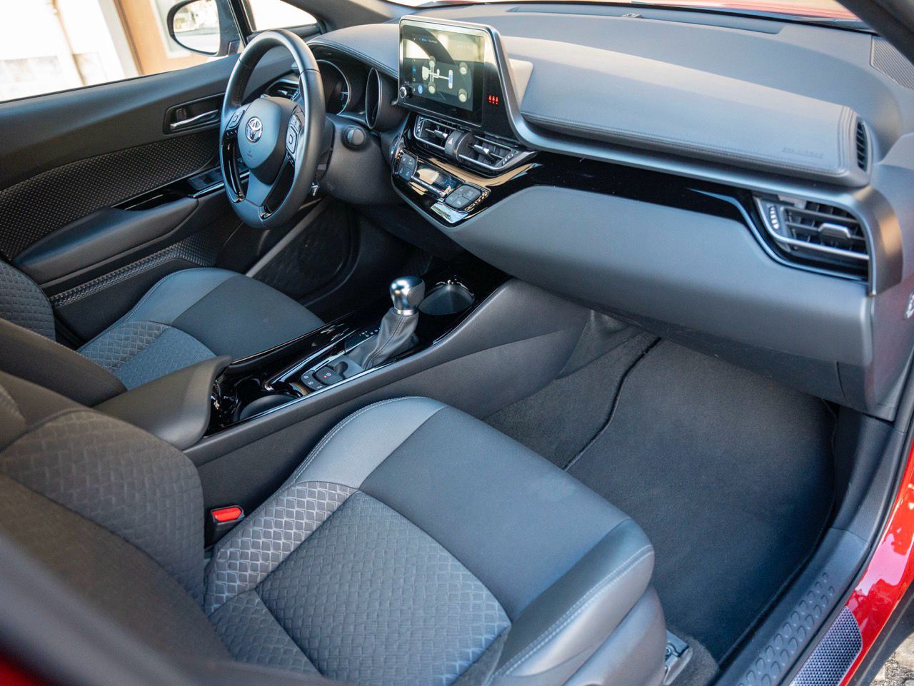 
								TOYOTA C-HR (2) 2.0 HYBRIDE DESIGN ULTIMATE full									