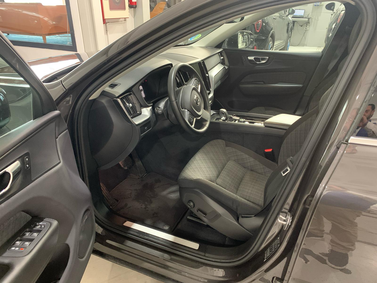 
								VOLVO XC60 2.0 B4 G CORE AUTO 197 full									